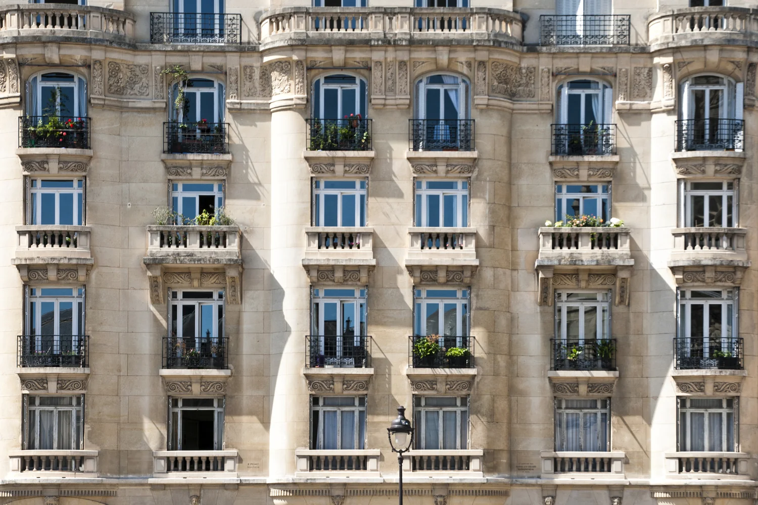 Immeuble haussmannien symbolisant le potentiel de rénovation et de valorisation immobilière